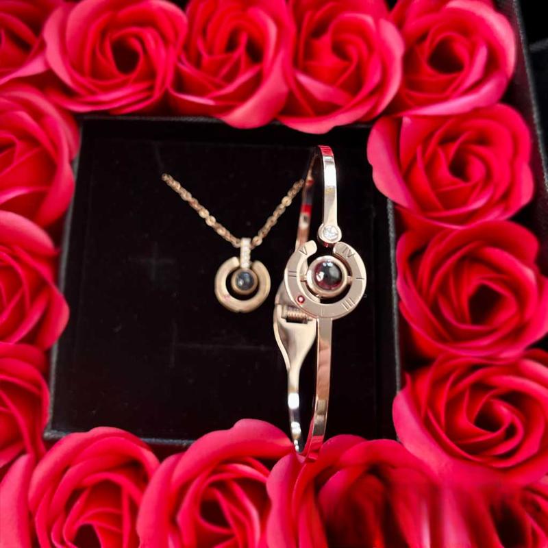 Luxurious Velvet Rose Gift Box With Custom